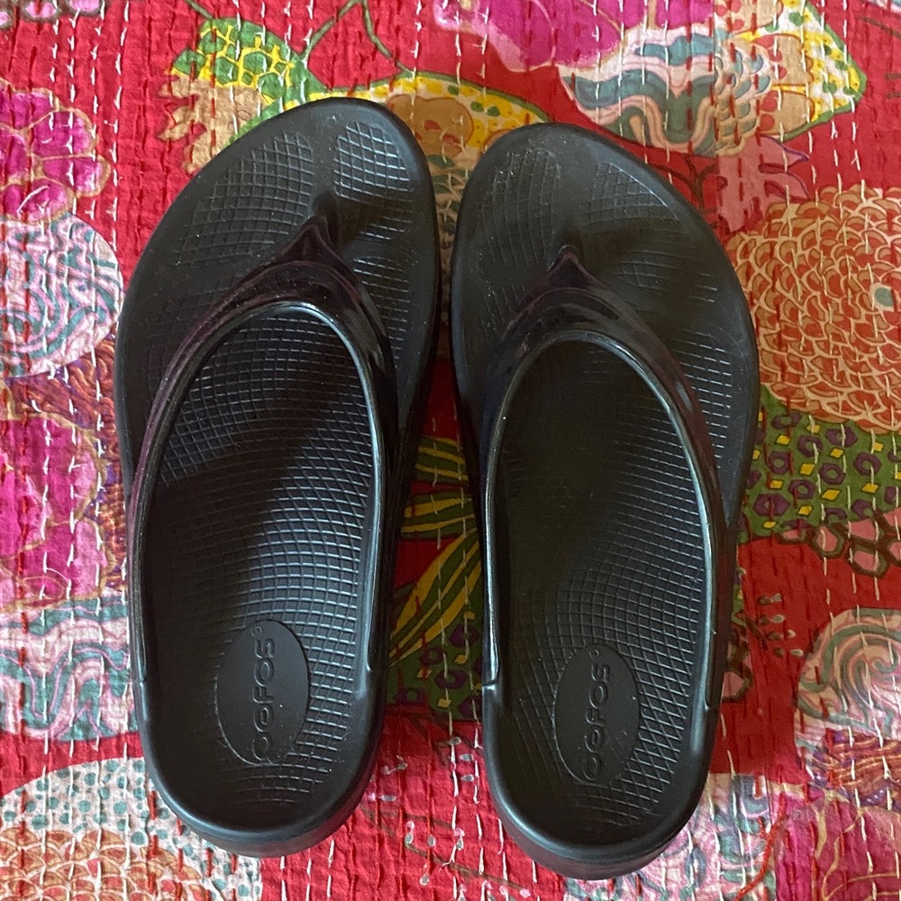 Oofos Oomega sandal 
Size woman’s 9